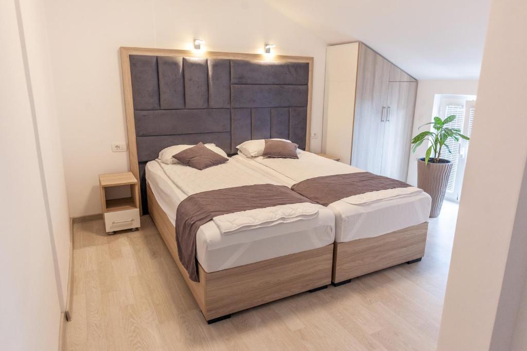 Postel nebo postele na pokoji v ubytování Apartmani Stanišić-Bečići