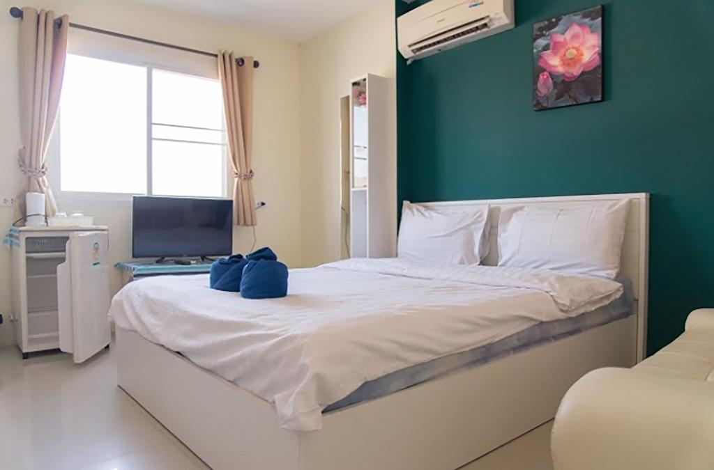 Postel nebo postele na pokoji v ubytování Lotus Suite Hua Hin