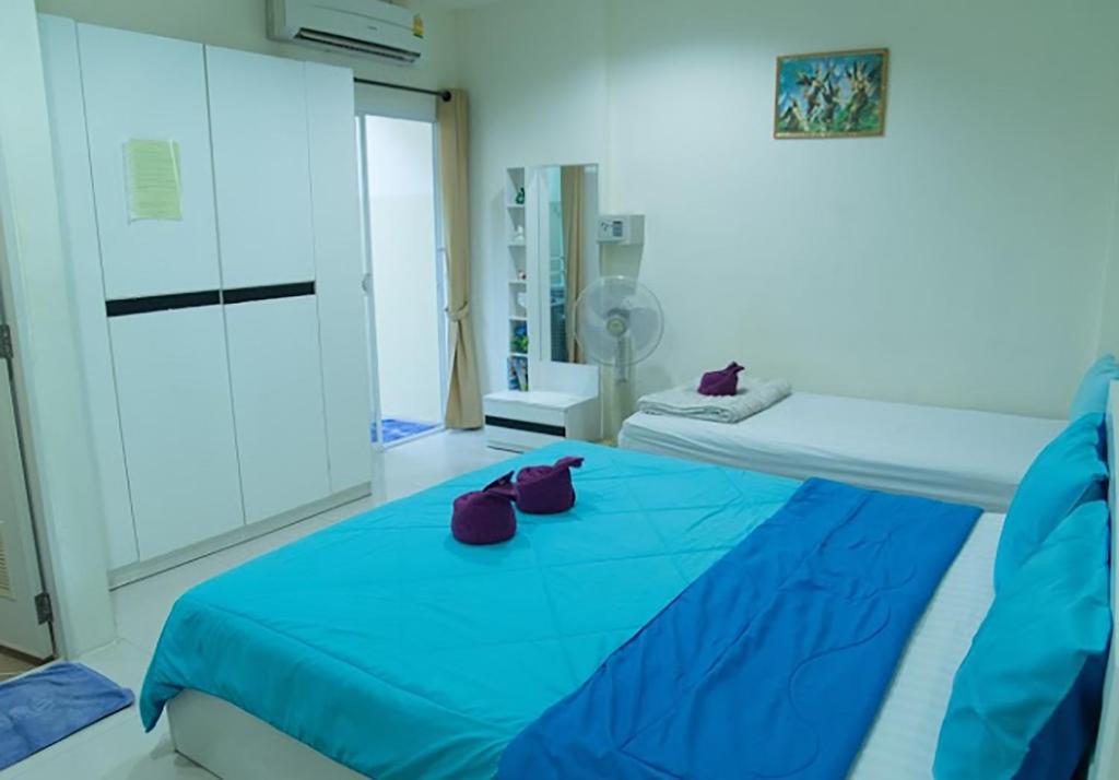 Postel nebo postele na pokoji v ubytování Lotus Suite Hua Hin