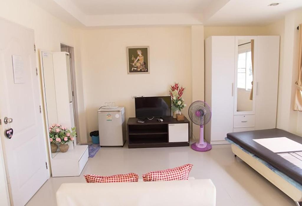Postel nebo postele na pokoji v ubytování Lotus Suite Hua Hin