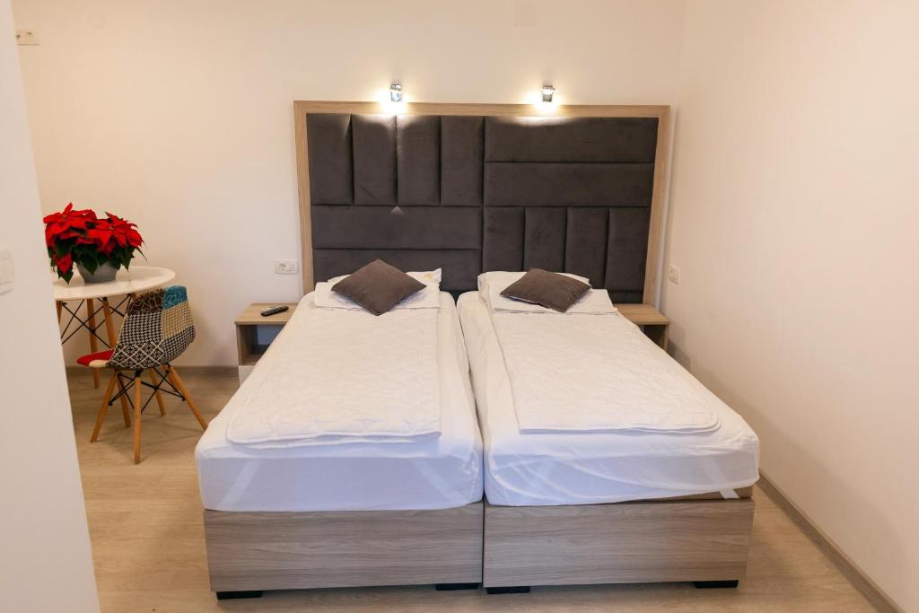 Postel nebo postele na pokoji v ubytování Apartmani Stanišić-Bečići