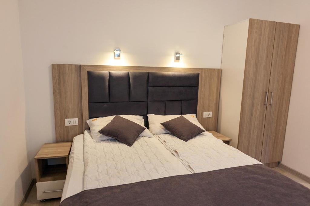 Postel nebo postele na pokoji v ubytování Apartmani Stanišić-Bečići