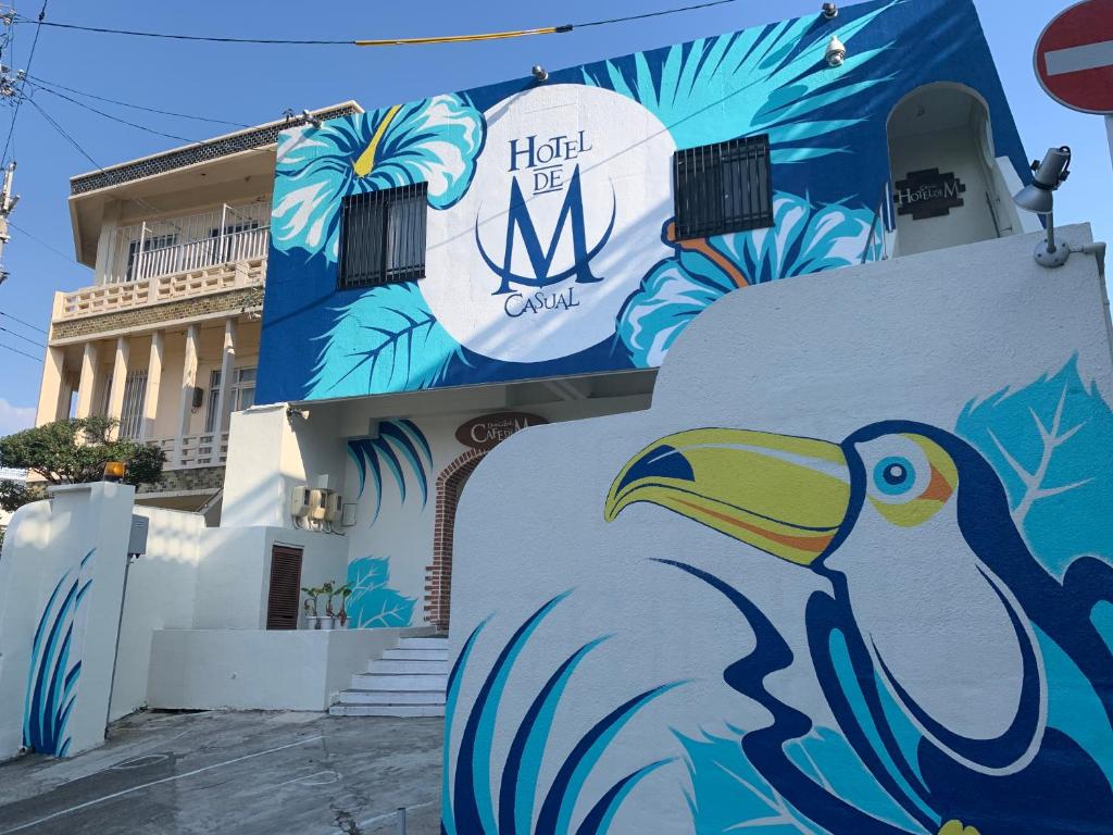 un murale di un uccello sul lato di un edificio di Hotel de M a Miyakojima