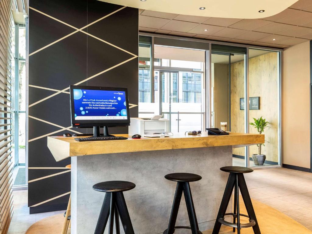 TV a/nebo společenská místnost v ubytování ibis Hotel Hamburg St. Pauli Messe