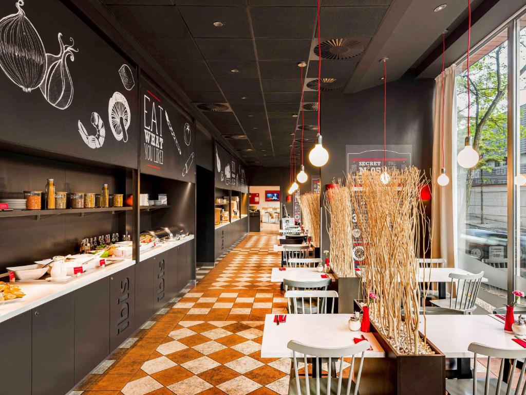 Restauracja lub miejsce do jedzenia w obiekcie Ibis Praha Mala Strana