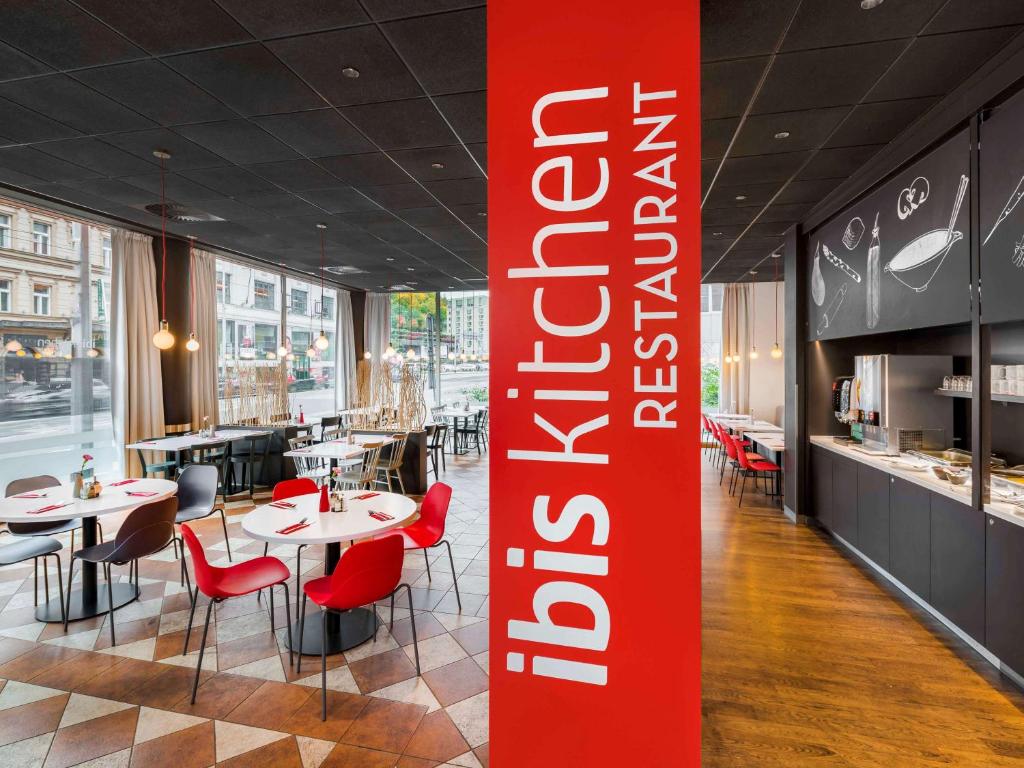 Restauracja lub miejsce do jedzenia w obiekcie Ibis Praha Mala Strana