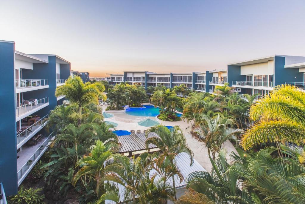 una vista aérea de un complejo con palmeras y piscina en Azzura Greens Resort en Gold Coast