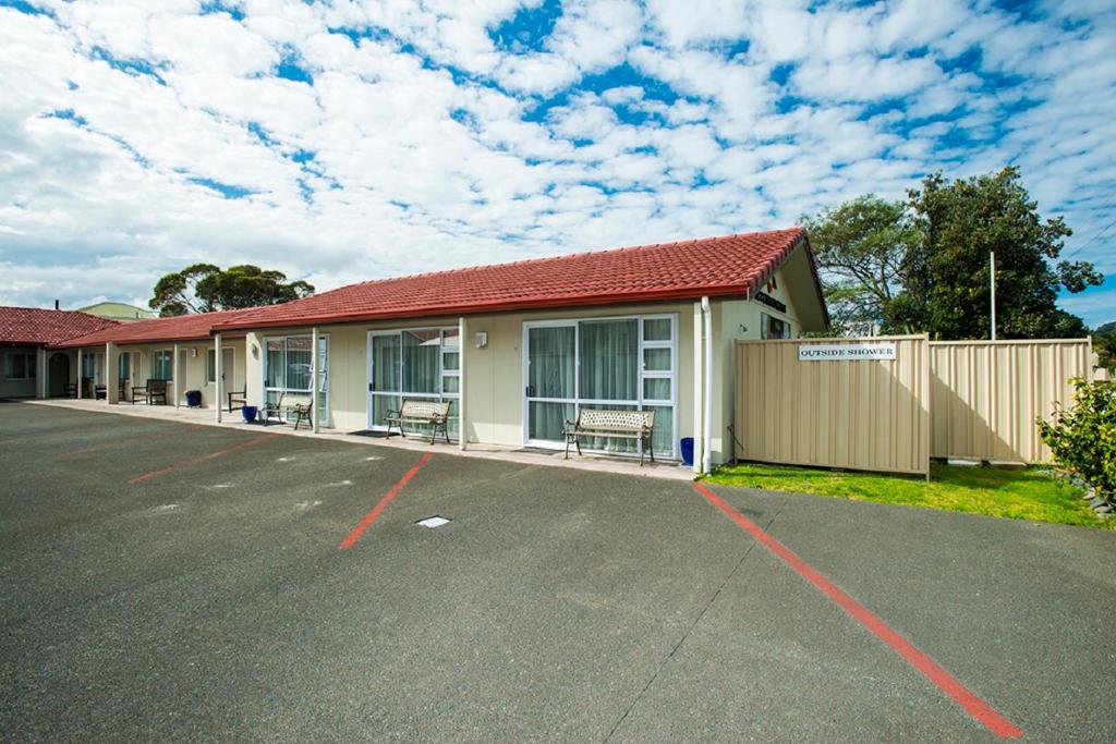 an empty parking lot in front of a motel at AhiKaa Gisborne Motel in Gisborne