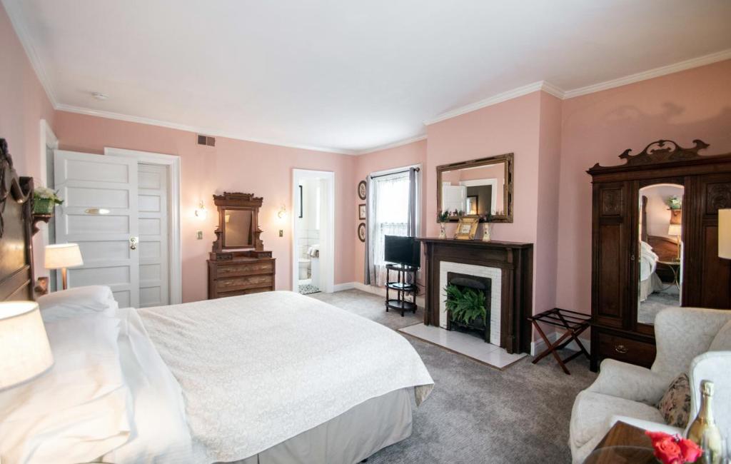 Looking Glass Inn photo