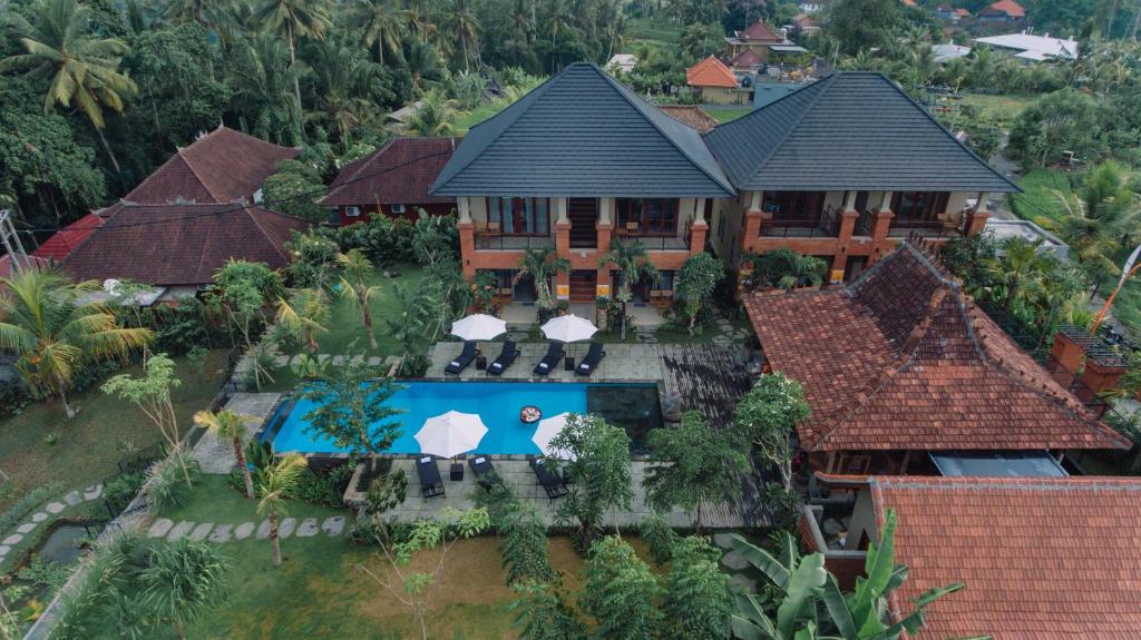 einen Luftblick auf eine Villa mit einem Pool in der Unterkunft Bubu Suite by Prasi in Ubud