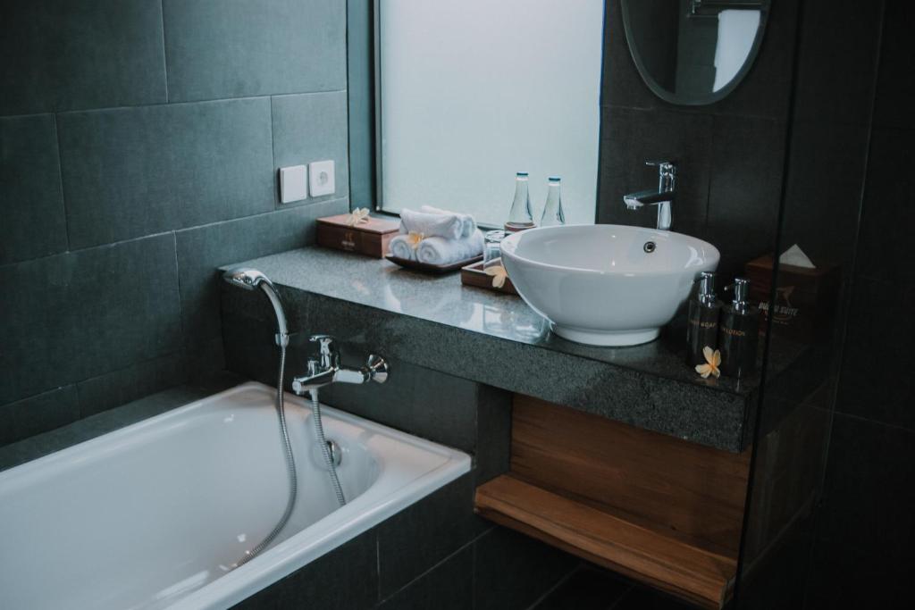 A bathroom at Bubu Suite by Prasi