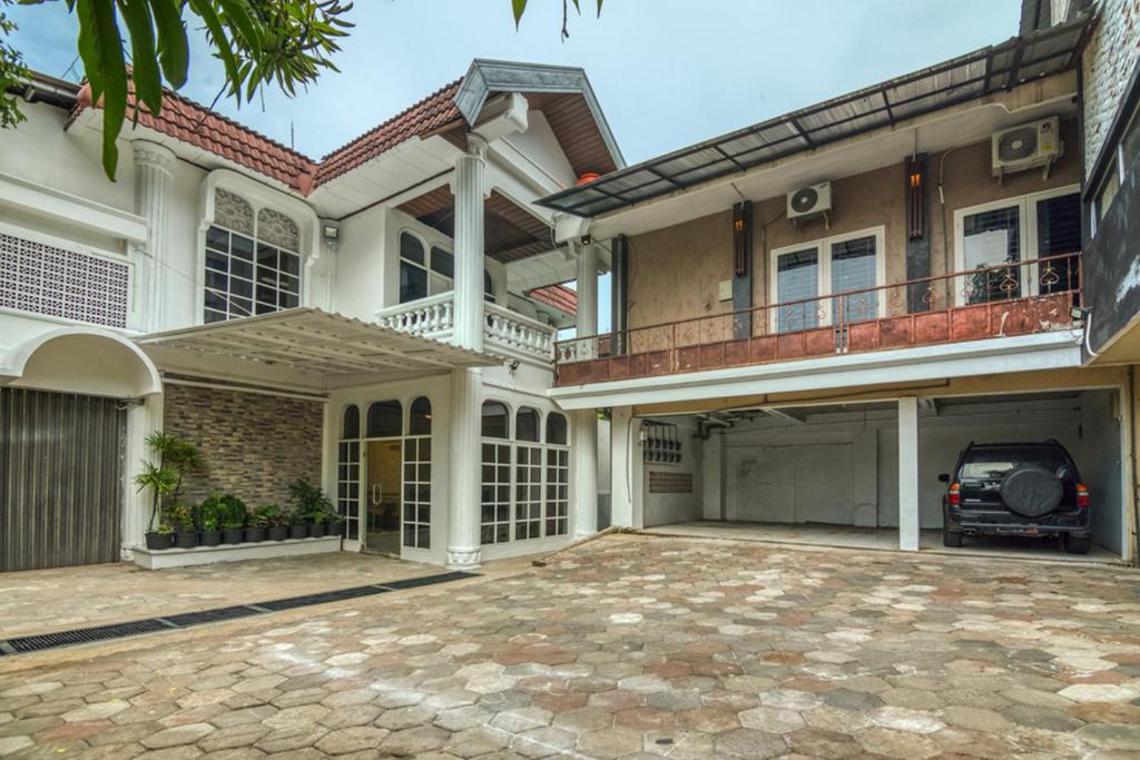 an image of a house with a driveway at RedDoorz Plus near Akademi Kepolisian Semarang 3 in Candi