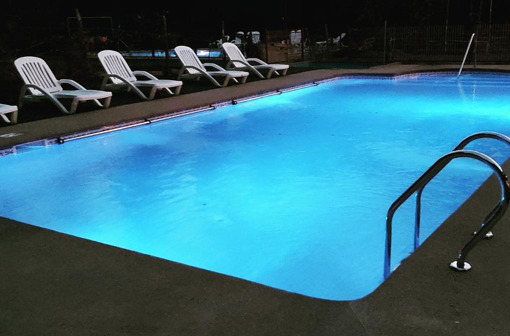 una gran piscina con sillas en un hotel en Cabañas Rucalhue salto del laja en Cabrero