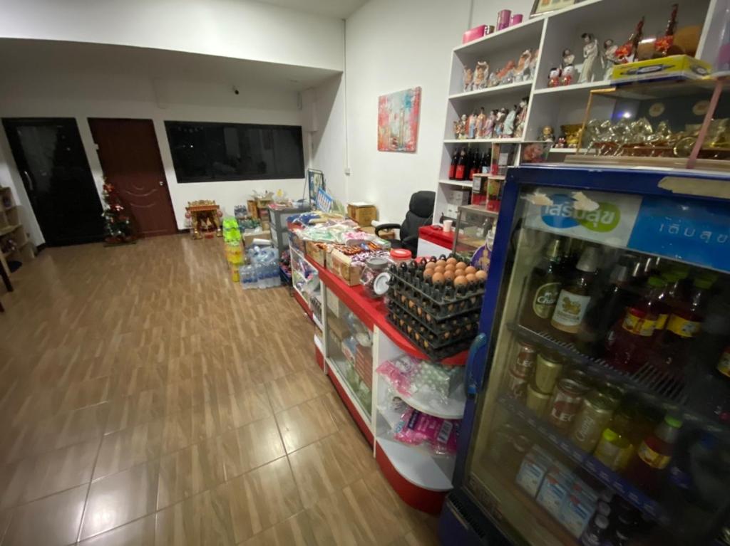 Supermarket nebo jiné obchody v  hostelu nebo okolí