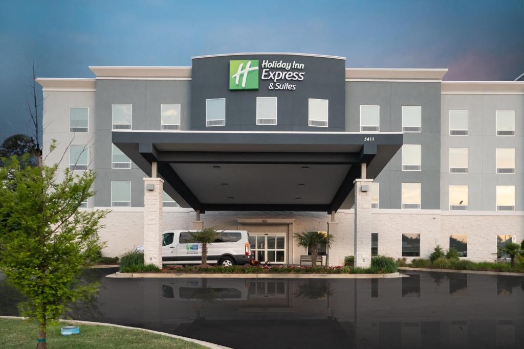 un edificio con un cartel que lee hotel inn excusas salva en Holiday Inn Express & Suites Memphis Arpt Elvis Presley Blv, an IHG Hotel, en Memphis