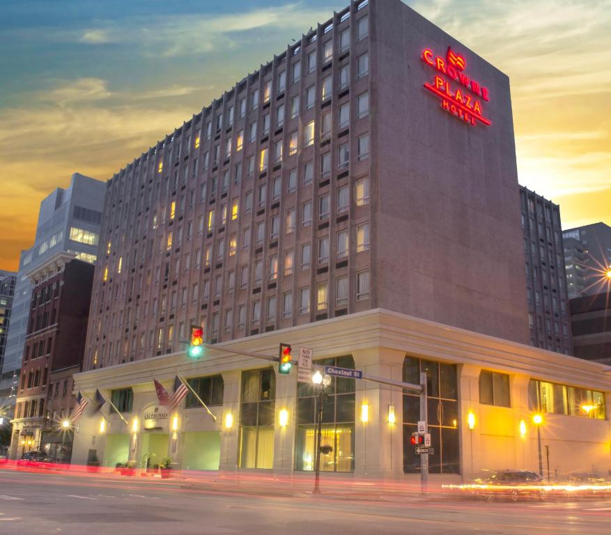um edifício com um sinal vermelho na lateral em Crowne Plaza Hotel Harrisburg-Hershey, an IHG Hotel em Harrisburg