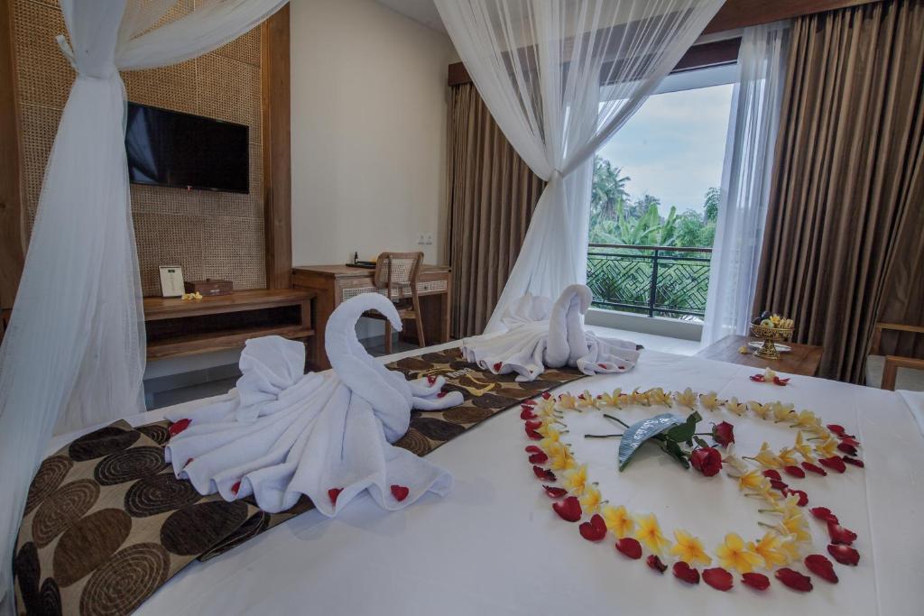 A bed or beds in a room at Bubu Suite by Prasi