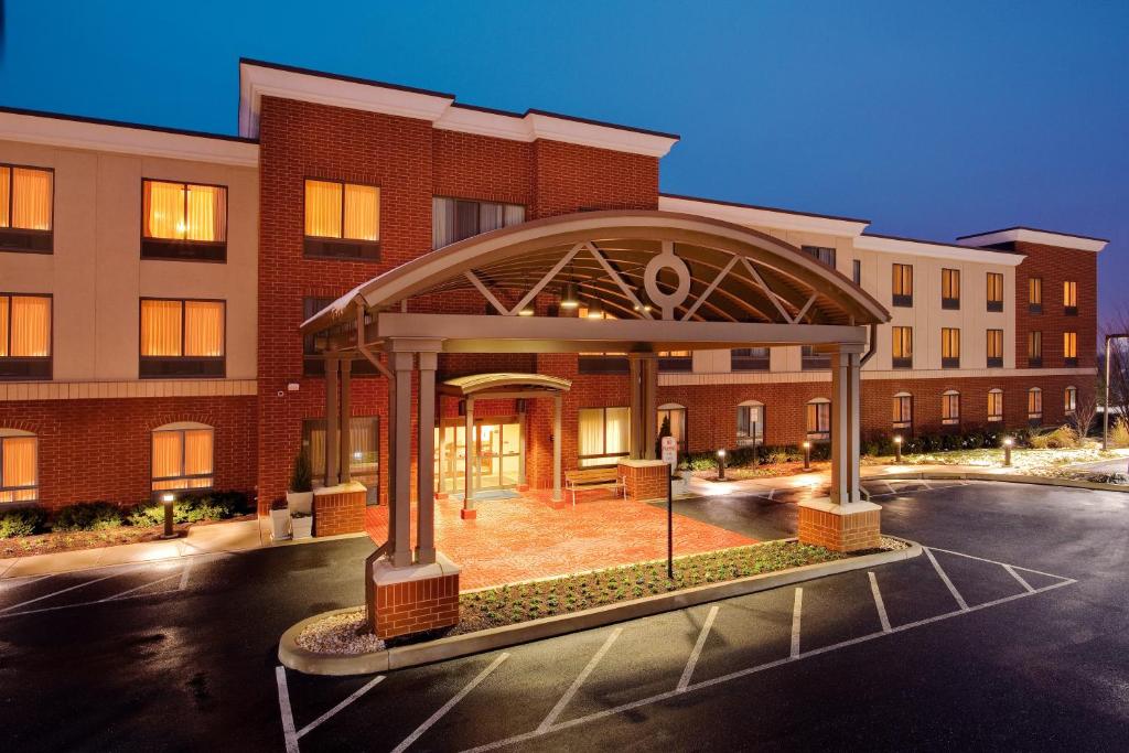伯利恆的住宿－Holiday Inn Express Hotel & Suites Bethlehem Airport/Allentown area, an IHG Hotel，停车场内带凉亭的建筑