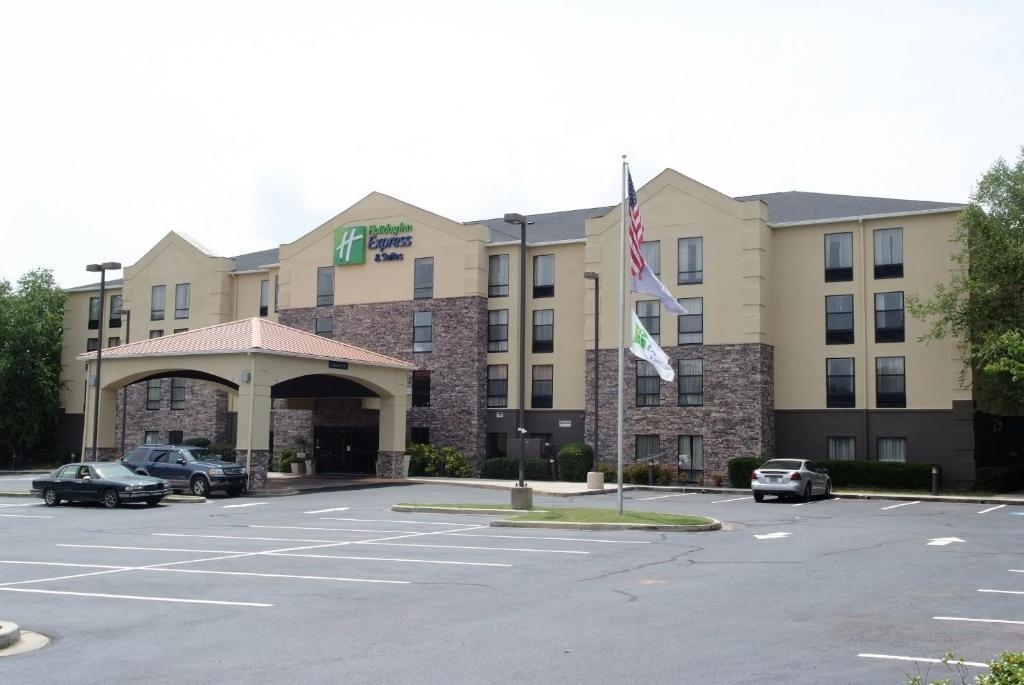 une vue sur l'extérieur d'un hôtel avec des voitures garées dans un parking dans l'établissement Holiday Inn Express Hotel & Suites Blythewood, an IHG Hotel, à Blythewood