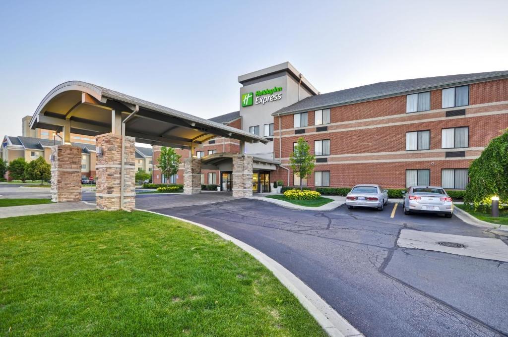 um hotel com carros estacionados em frente a um edifício em Holiday Inn Express Romulus / Detroit Airport, an IHG Hotel em Romulus