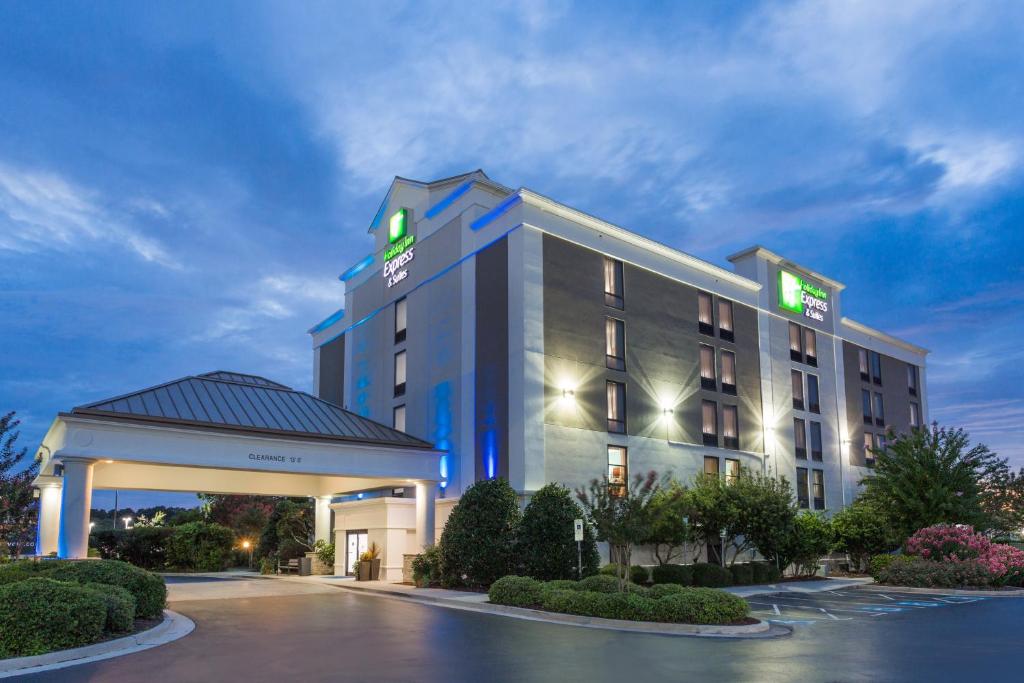 een weergave van een hotel met een verlicht gebouw bij Holiday Inn Express & Suites Wilmington-University Center, an IHG Hotel in Wilmington