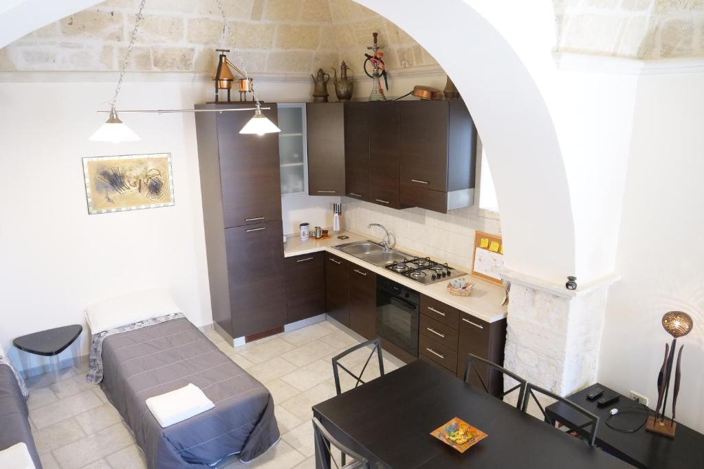 A kitchen or kitchenette at Suite Home La Chianca