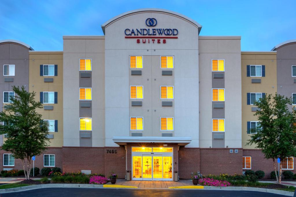 インディアナポリスにあるCandlewood Suites Indianapolis Northwest, an IHG Hotelのクランブルックホテルの書写