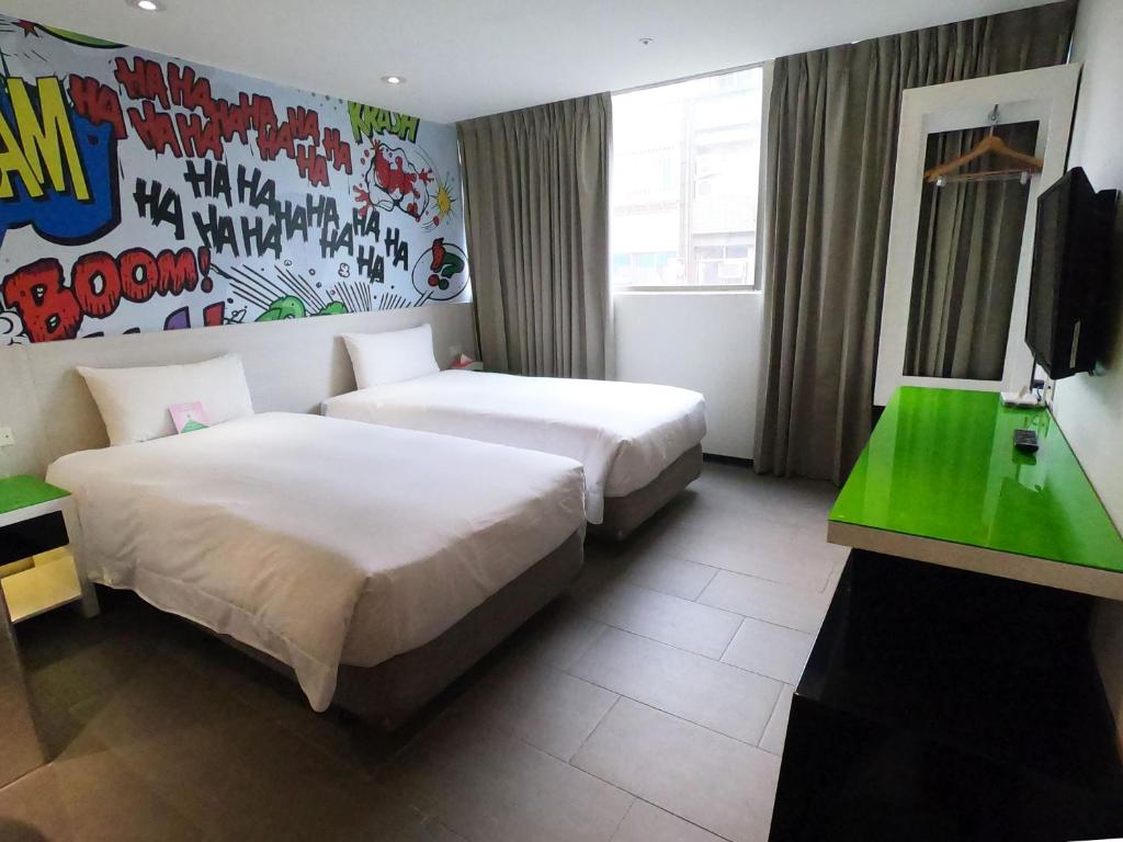 Postel nebo postele na pokoji v ubytování Wholesome Hotel