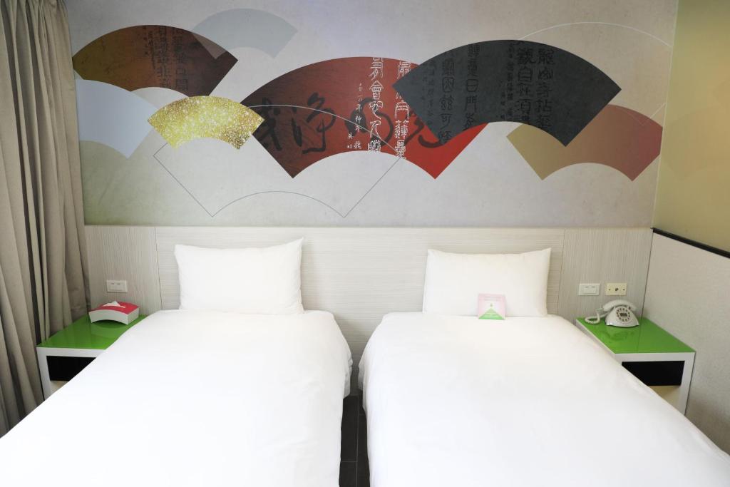 Postel nebo postele na pokoji v ubytování Wholesome Hotel