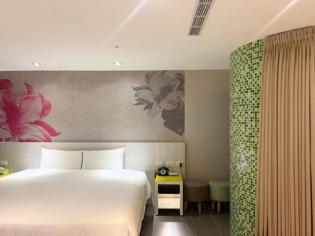 Postel nebo postele na pokoji v ubytování Wholesome Hotel
