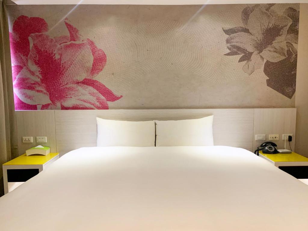 Postel nebo postele na pokoji v ubytování Wholesome Hotel