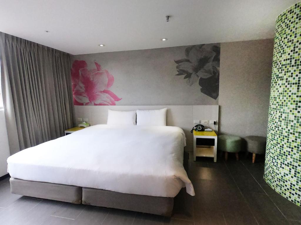Postel nebo postele na pokoji v ubytování Wholesome Hotel