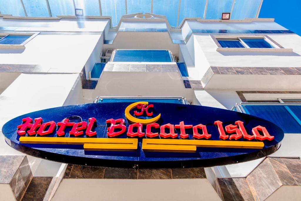 Hotel Bacatá في بوكارامانغا: لافتة baglelel خاصة بالفندق على جانب المبنى