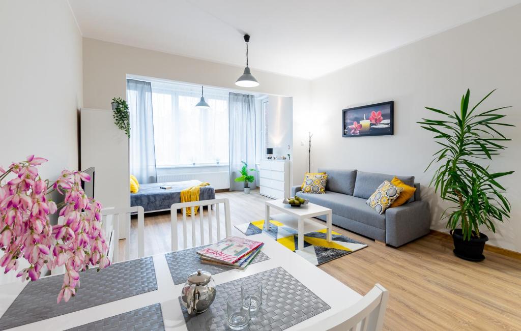 uma sala de estar com um sofá e uma mesa em Lucky Place BASIC em Bielsko-Biala