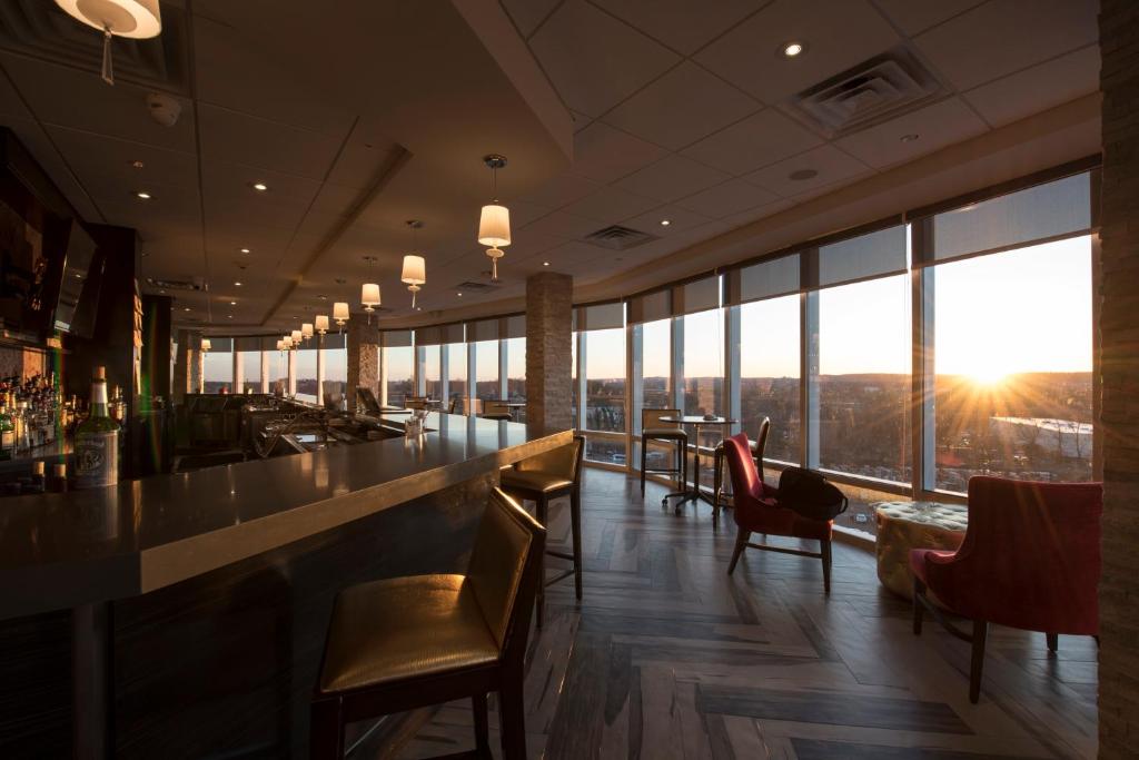 Restaurace v ubytování Crowne Plaza Saddle Brook by IHG