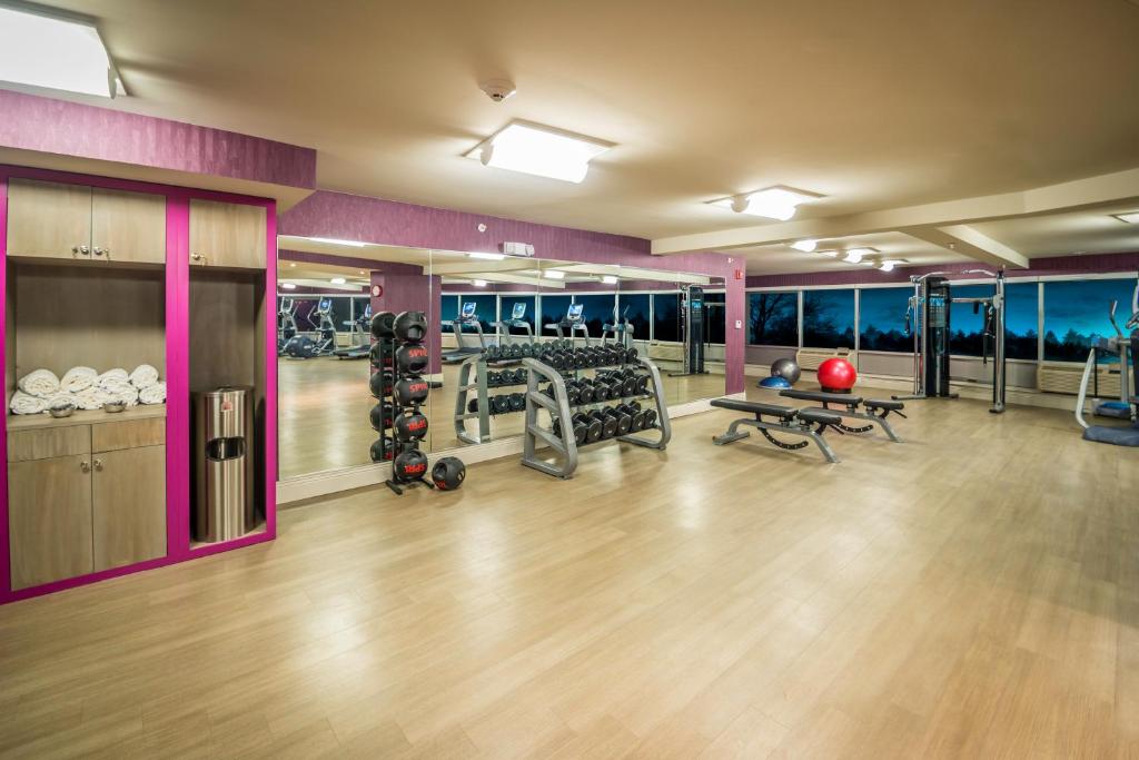 Fitness centrum a/nebo fitness zařízení v ubytování Crowne Plaza Saddle Brook by IHG