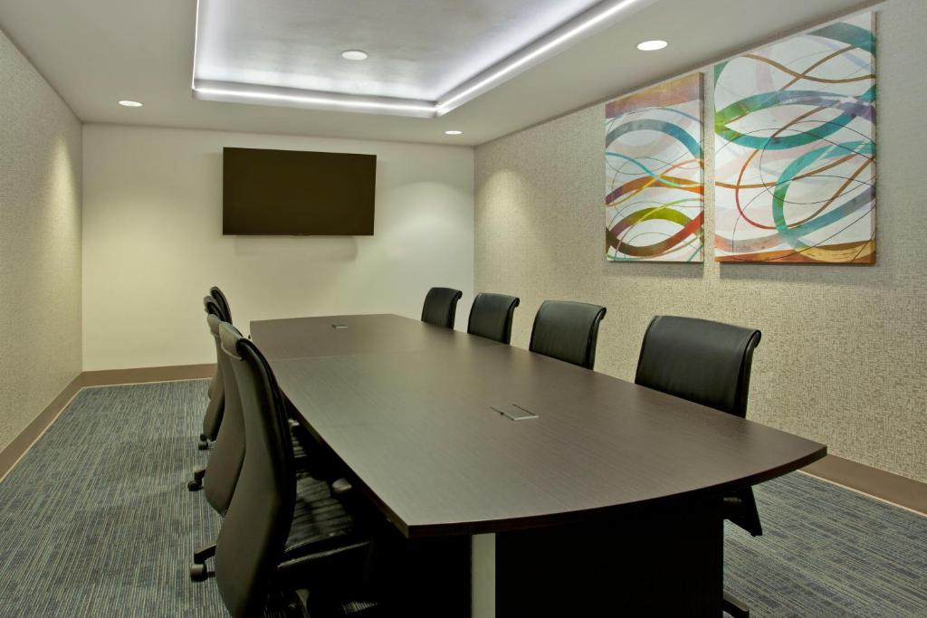 Holiday Inn Express Hotel & Suites Austin Downtown - University by IHGにあるテレビまたはエンターテインメントセンター