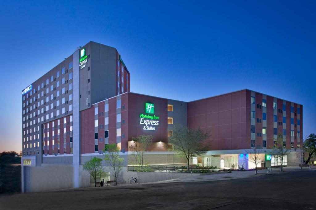 オースティンにあるHoliday Inn Express Hotel & Suites Austin Downtown - University by IHGの側面に看板がある大きな建物