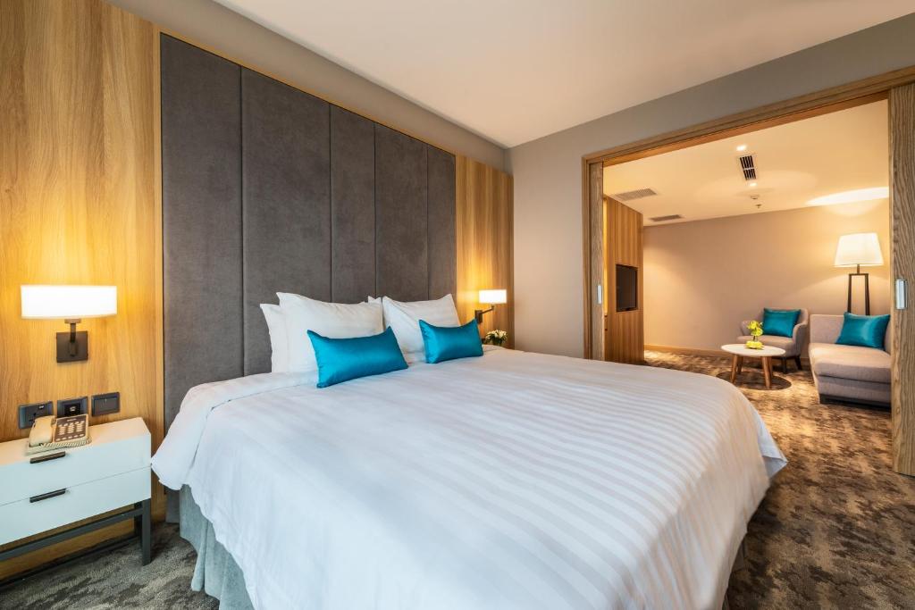 Postel nebo postele na pokoji v ubytování Hanoi Hotel