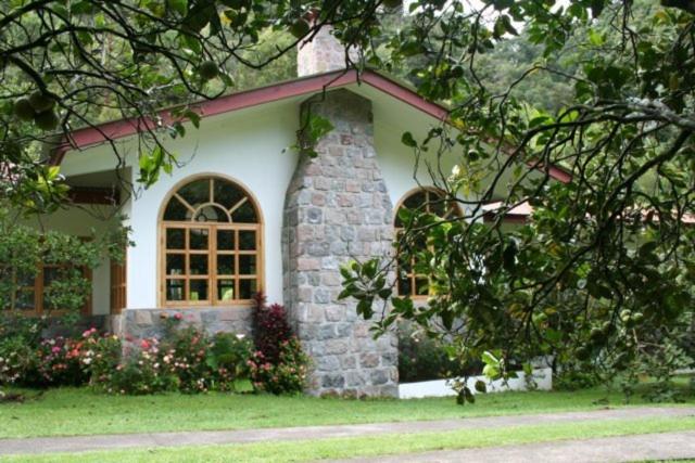 een klein stenen huis met een groot raam bij Cielito Sur Bed & Breakfast Inn in Cerro Punta