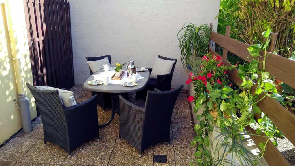 une petite table et des chaises sur la terrasse dans l'établissement Ferienwohnung Gersprenztal, à Reichelsheim