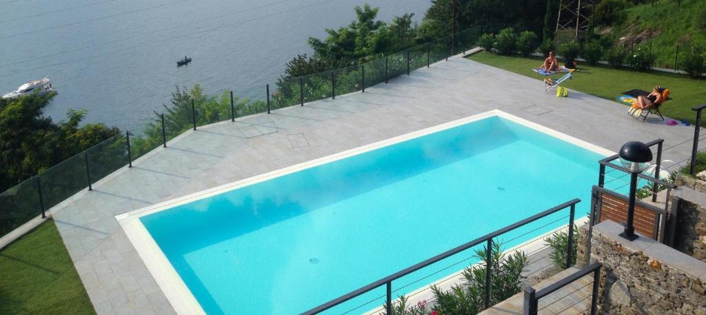 Bazén v ubytovaní Bellavista Giulia on Lake Como alebo v jeho blízkosti