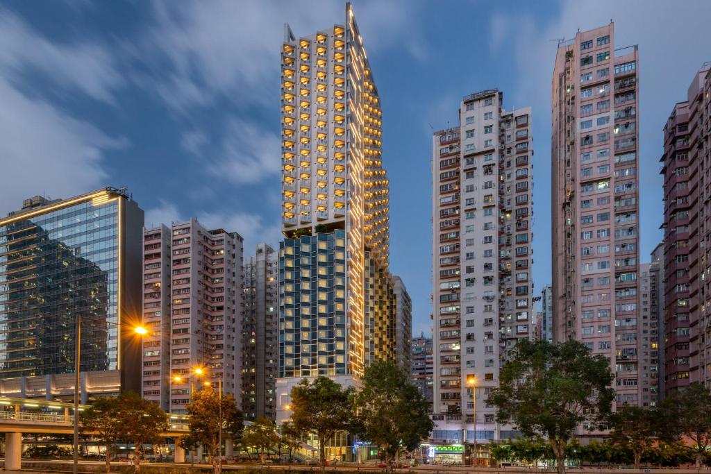 香港にあるホリデイ イン エクスプレス ホンコン モンコックの高層建築の都市の高層建築