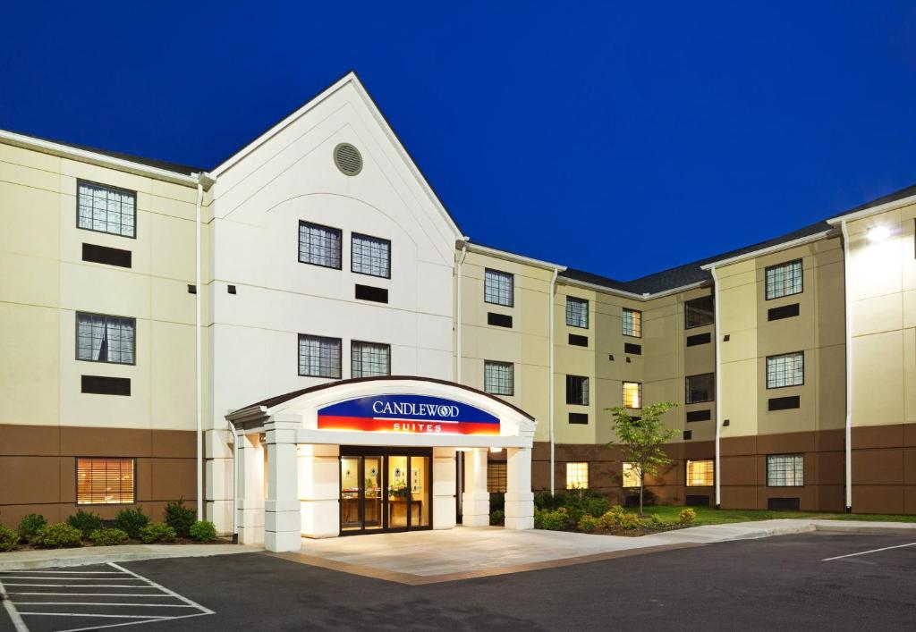 un gran edificio blanco con un cartel delante en Candlewood Suites Knoxville Airport-Alcoa, an IHG Hotel, en Alcoa