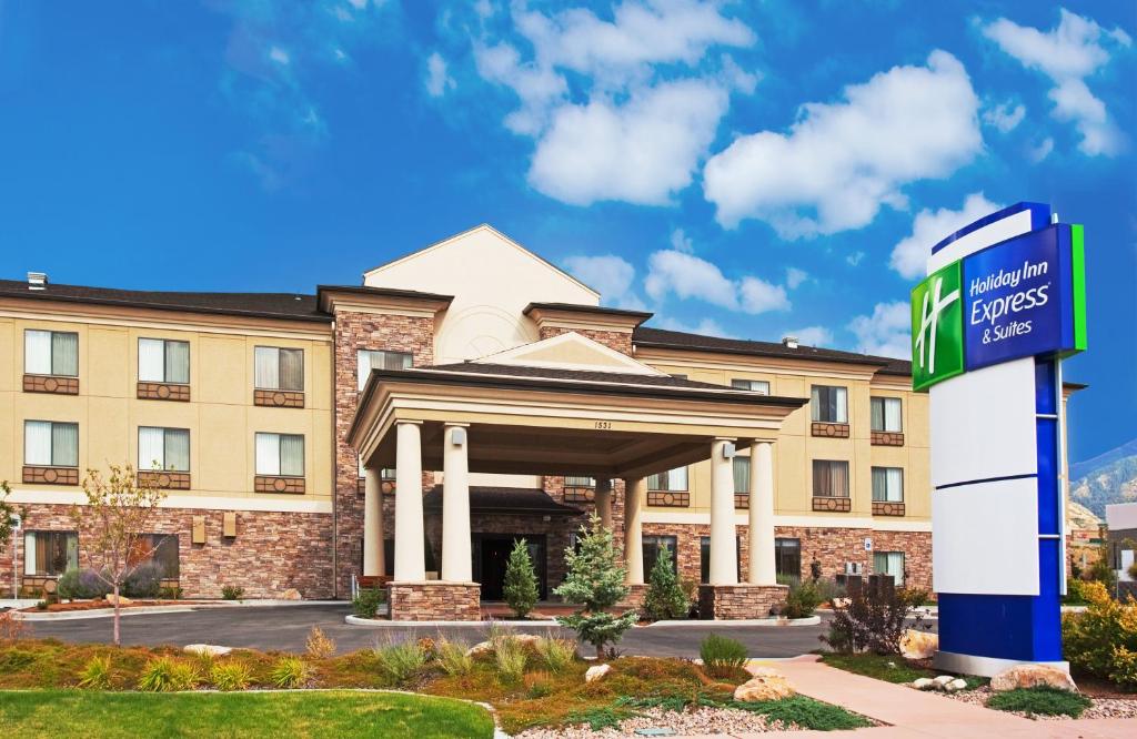 un hotel con un cartel frente a un edificio en Holiday Inn Express Hotel & Suites Tooele, an IHG Hotel, en Tooele