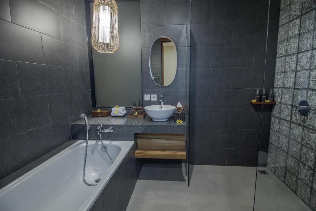A bathroom at Bubu Suite by Prasi