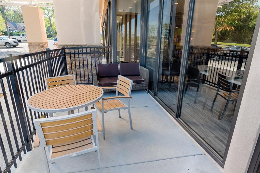 Holiday Inn Knoxville N - Merchant Drive by IHG photo