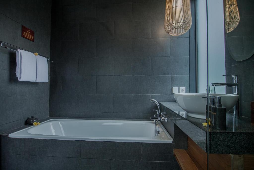 A bathroom at Bubu Suite by Prasi