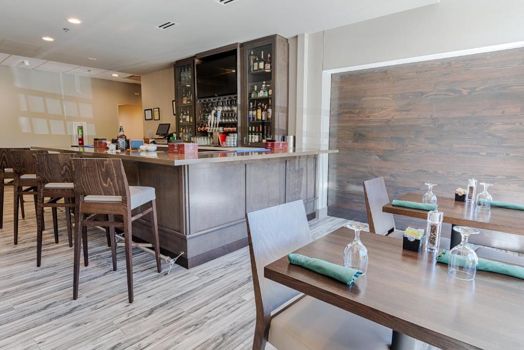 Holiday Inn Knoxville N - Merchant Drive by IHG photo