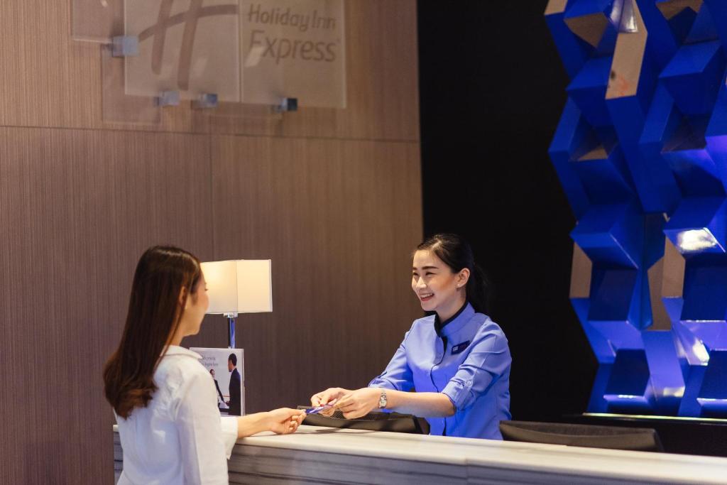 Holiday Inn Express Bangkok Siam An Ihg Hotel Sha Extra Plus Bangkok Updated 21 Prices